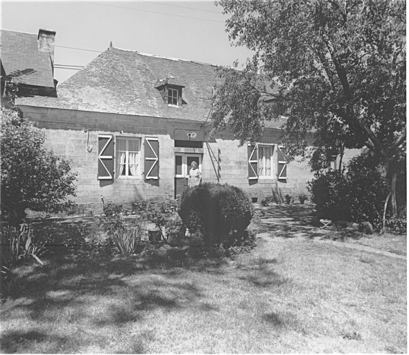 Logis de ferme daté 1844.