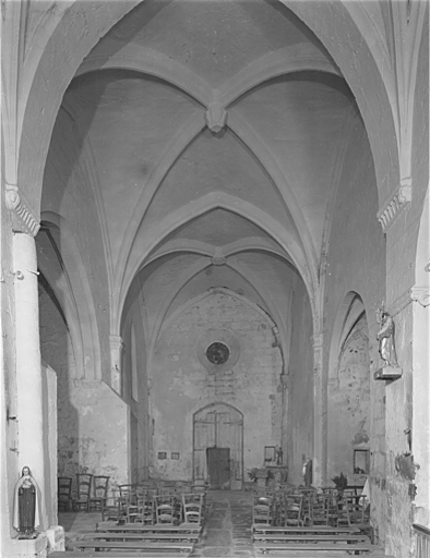 Vue intérieure du choeur vers la nef.