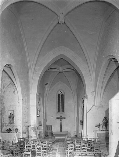 Vue intérieure de la nef vers le choeur.