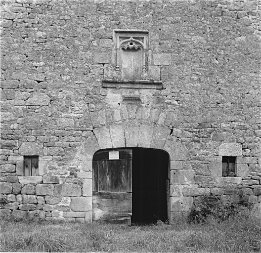 Niche à arcature gothique réemployée sur le pignon d'une grange à Lacoste.