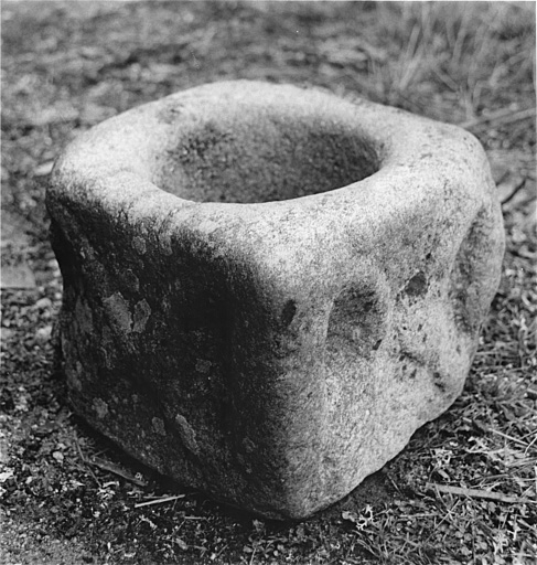Mesure à grains provenant de l'église de Védrennes (utilisée comme bénitier), aujourd'hui dans une cour de ferme.