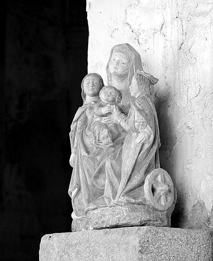 Groupe relié après reconstitution des têtes : vue de trois-quarts face.