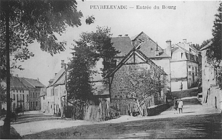 Entrée du bourg (croisement entre les routes de Gentioux et Bugeat).