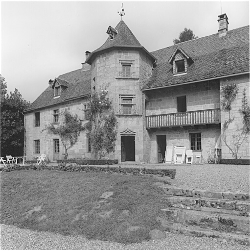 Vue rapprochée du manoir : tour d'escalier polygonale en demi-hors-oeuvre.