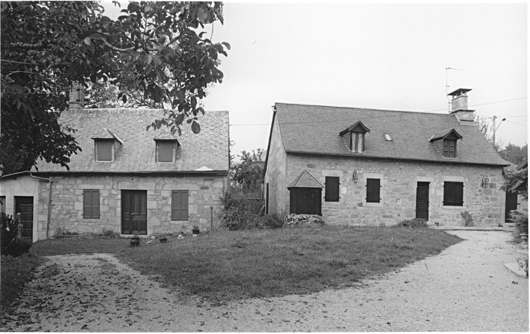 Vue générale de deux logis, vraisemblablement logis de maître et logement de domestiques.