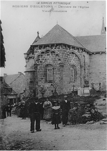 Le chevet de l'église et l'ancien cimetière.