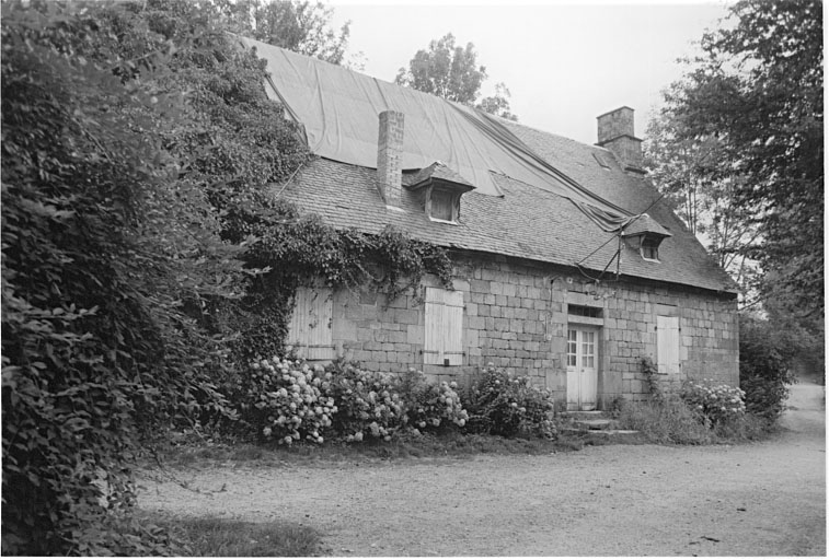 Logis daté 1823.