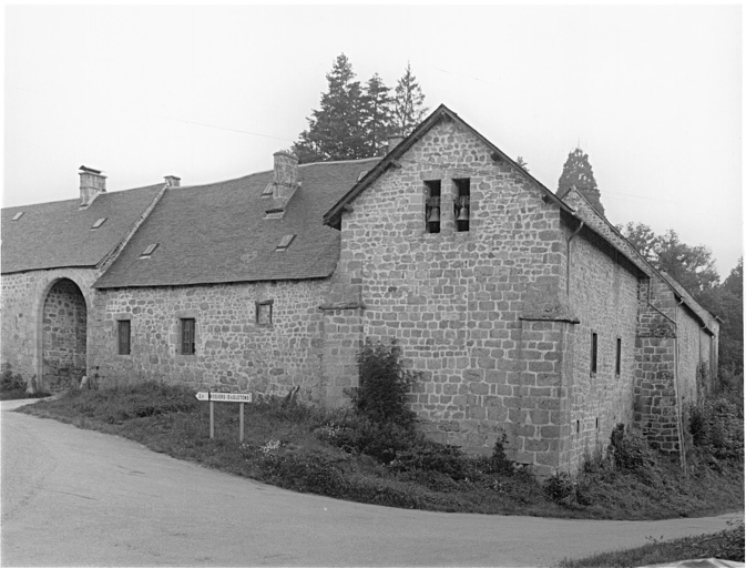 Vue d'ensemble côté est : l'entrée du château et la chapelle.