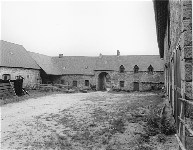Vue d'ensemble de l'avant-cour.