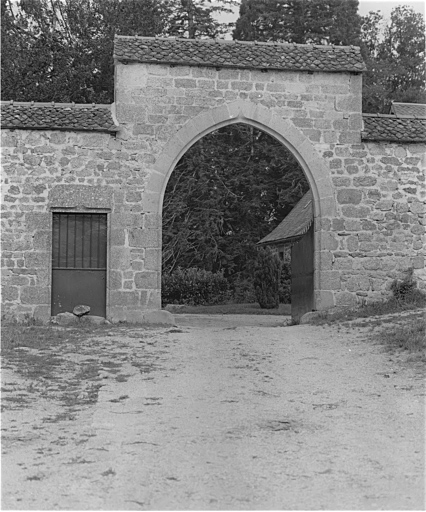 Porte charretière et porte piétonne séparant la cour de l'avant-cour (porte charretière en grande partie restaurée).