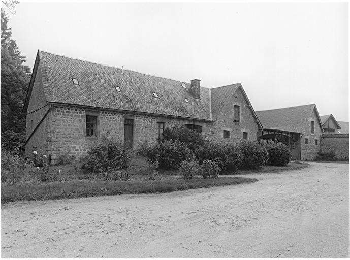 Vue d'ensemble de la sellerie et de l'écurie.