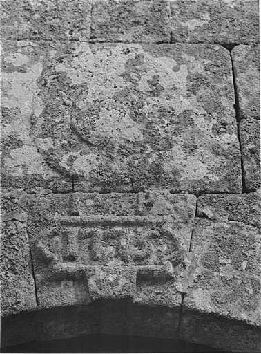 Linteau de porte d'étable daté 1775.