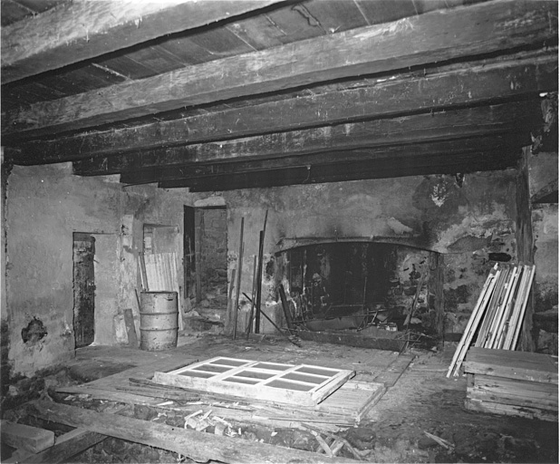 Logis : vue intérieure avec escalier tournant dans le mur pignon.