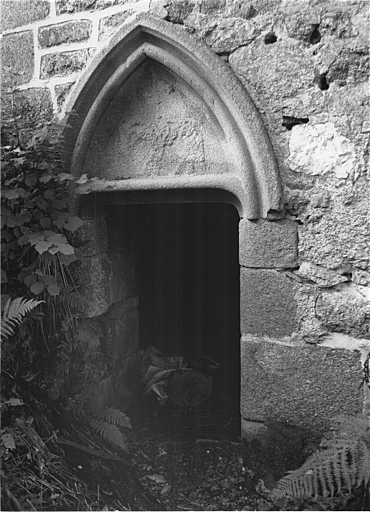 Linteau de l'ancienne porte d'accès à la chapelle nord, réemployé sur une porte d'étable à Souny.