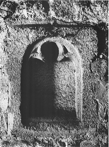 Niche trilobée réemployée dans le mur d'une étable.
