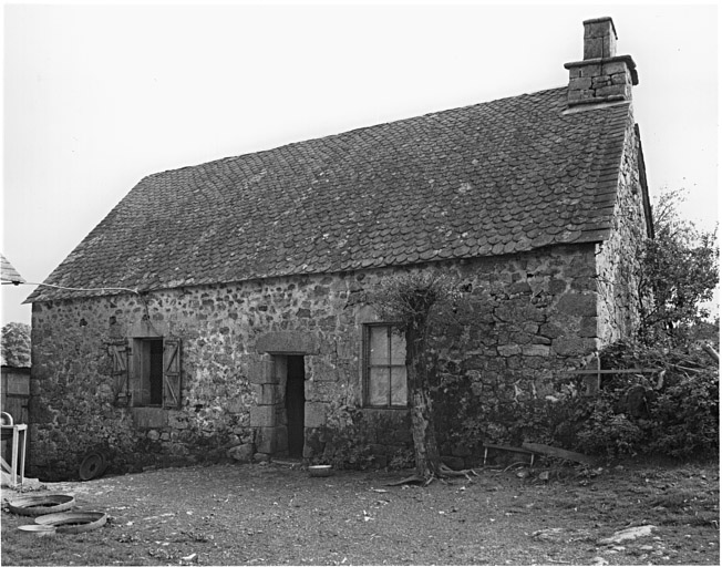 Logis daté 1610. Elévation nord, baies remaniées.