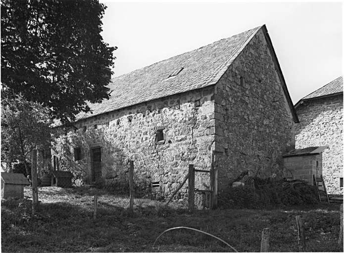 Logis daté 1610. Elévation sud.
