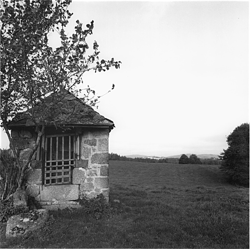 Puits couvert de dalles de schiste.