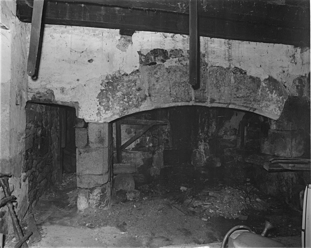 Vue intérieure du logis double : porte de communication entre le logis et le fournil. Cheminée avec four à pâtés et potence (crémaillère).