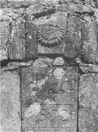 Grange-étable : pierre datée 1644 réemployée au-dessus d'un claveau de la porte de grange daté 1872.