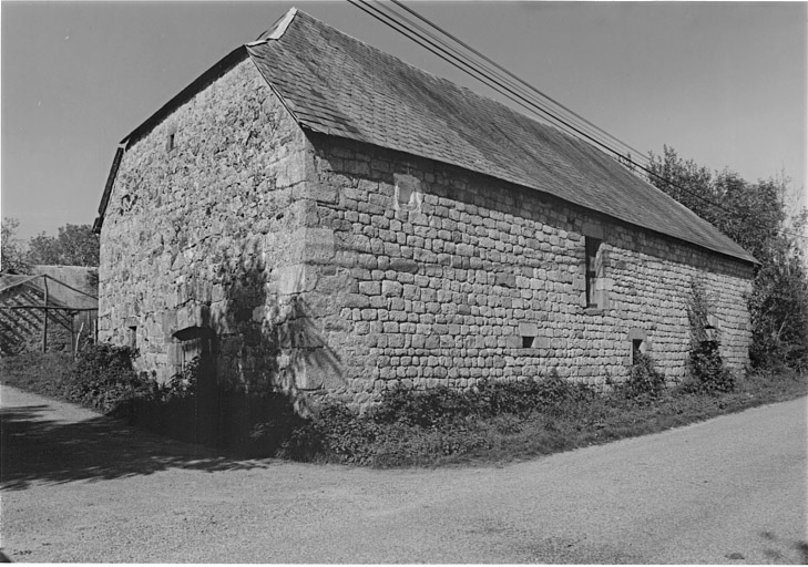 Grange-étable datée 1872.