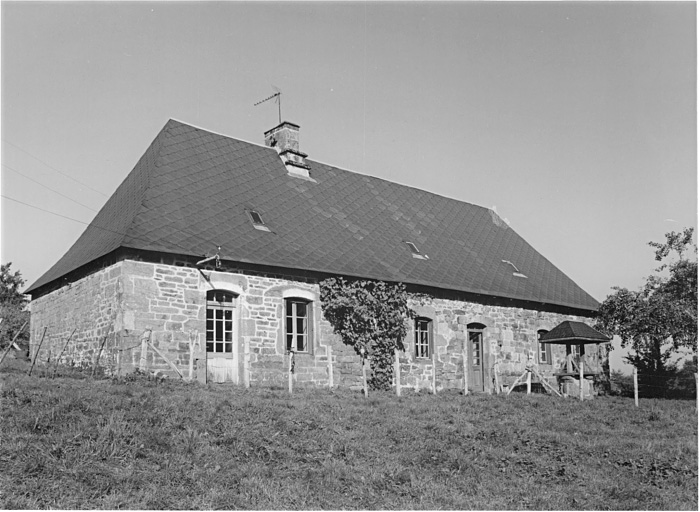 Vue générale du logis daté 1777, côté sud.