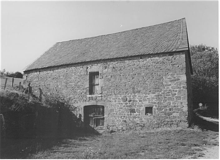 Grange-étable datée 1830.