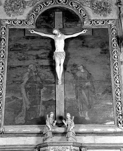 Calvaire : vue du Christ en croix, sculpté et appliqué sur le tableau d'autel, et de la Vierge et saint Jean, peints sur toile.