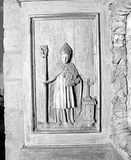 Retable, détail d'un relief : saint Ambroise (un des quatre docteurs de l'église latine).