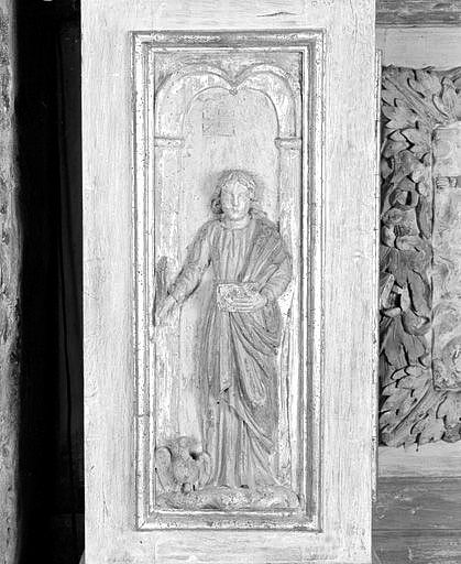 Retable, détail d'un relief : saint Jean l'Evangéliste.