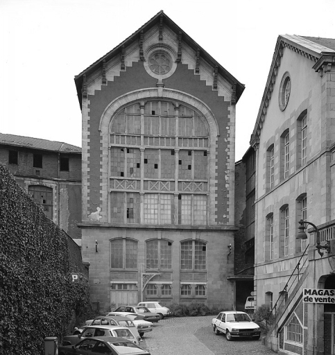 Magasin industriel de l'usine de chaussures : ancienne salle des machines de l'usine de porcelaine (machines et chaudières à vapeur) et entrepôt de stockage de la pâte à porcelaine.