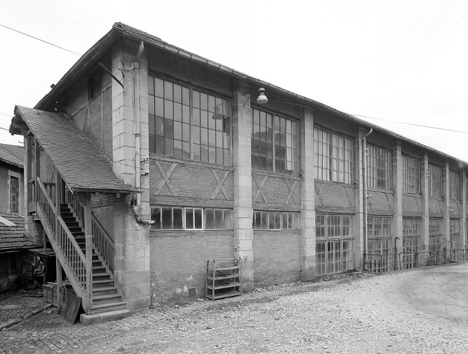 Façade ouest des ateliers de collage et tressage de l'usine de chaussures (en 1893 le rez-de-chaussée serait affecté au stockage du bois). Extrémité nord de la façade.
