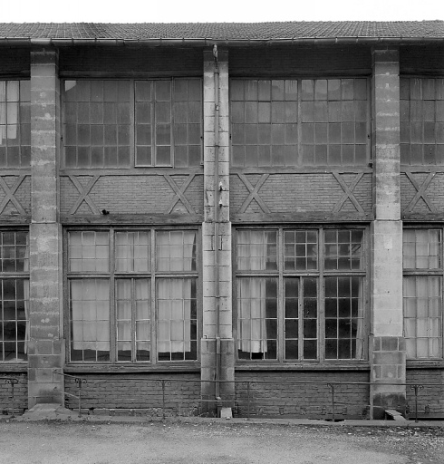 Façade ouest des ateliers de collage et tressage de l'usine de chaussures (en 1893 le rez-de-chaussée serait affecté au stockage du bois). Détail.