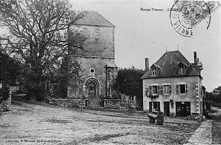 Vue de la place publique devant l'église.