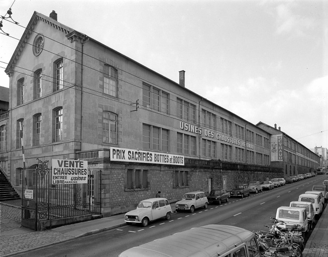 L'administration et les magasins de l'usine de chaussures Heyraud. Les bâtiments au premier plan correspondent aux ateliers de décoration construits à partir de 1853 (façade sur rue remodelée en 1943).