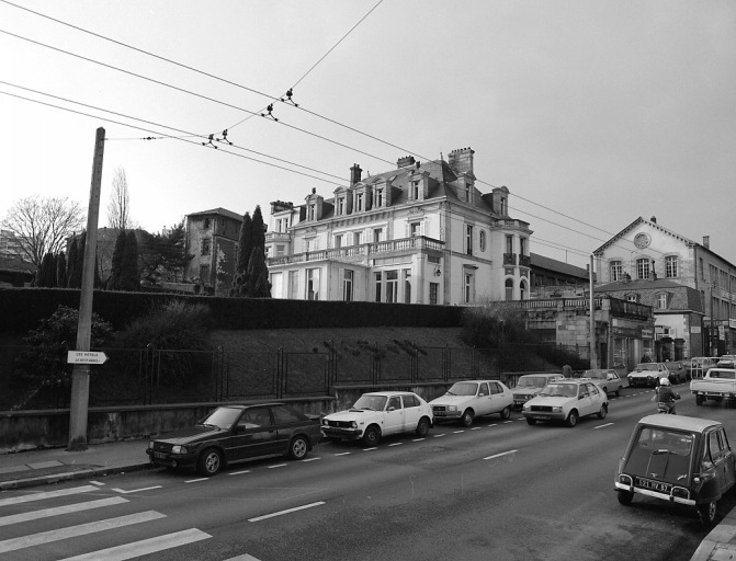 Façade antérieure et pignon sud-est du logement patronal. A l'arrière, l'un des pignons des ateliers construits à partir de 1853.