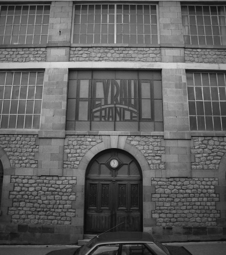 Entrée du personnel des ateliers Heyraud avenue Garibaldi, surmontée de l'enseigne Heyraud France en verres américains.
