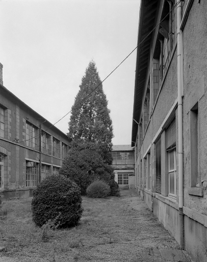 Cour intérieure des bureaux et magasin (anciens ateliers de décoration de 1853) vue du sud-est.
