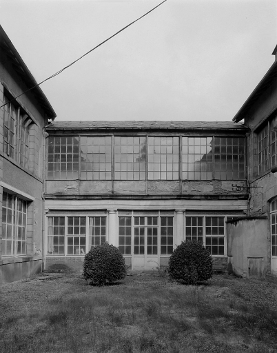 Petit corps de bâtiment, fermant au nord la cour intérieure. Dans les années 1890 ce bâtiment abritait l'atelier de 'frottage', adossé à l'atelier des moufles (fours pour la cuisson des décors).