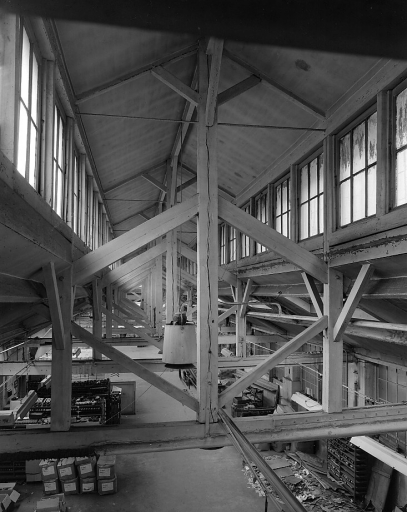 Rez-de-chaussée d'un atelier. Détail d'une charpente et d'un lanterneau aménagé pour l'éclairage.