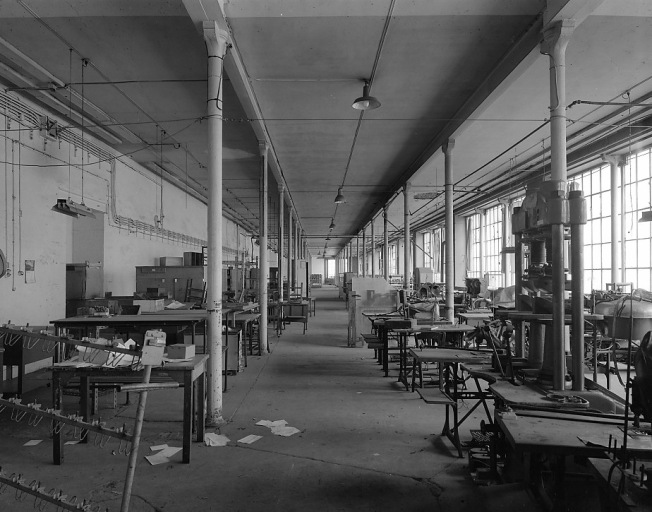 Rez-de-chaussée d'un atelier implanté en bordure de l'avenue Garibaldi, dans le prolongement des ateliers de 1853. Cet atelier des années 1870-1880 abritait vers 1890 des activités de décoration (filets, 'enluminure', décor et impression), puis dans les années 1960 la fabrication dite 'goodyear'.