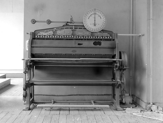 Machine de l'usine de chaussures (constructeur : United Shoe Machinery Co de France).