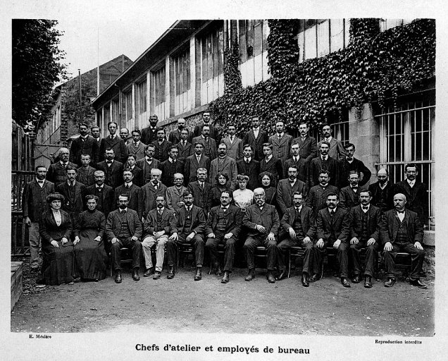 'Chefs d'atelier et employés de bureau'. Photographie de l'album photographique : Manufacture de porcelaine Haviland, Limoges / Ernest Mésière. Paris : E. Mésière, 1912.