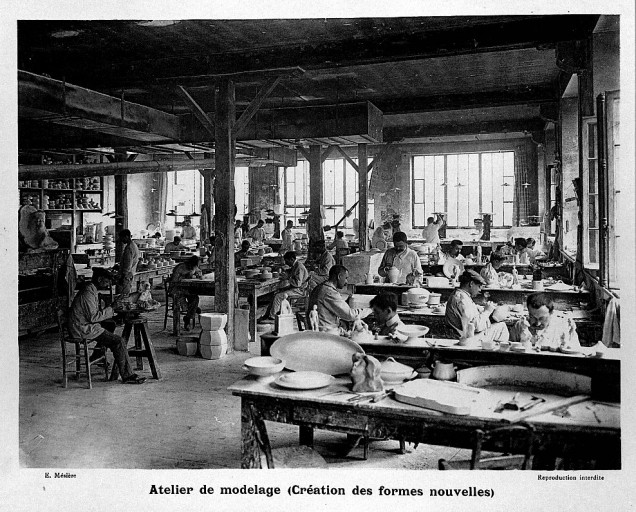 'Atelier de modelage (création des formes nouvelles)'. Photographie tirée de l'album photographique : Manufacture de porcelaine Haviland, Limoges / Ernest Mésière. Paris : E. Mésière, 1912.