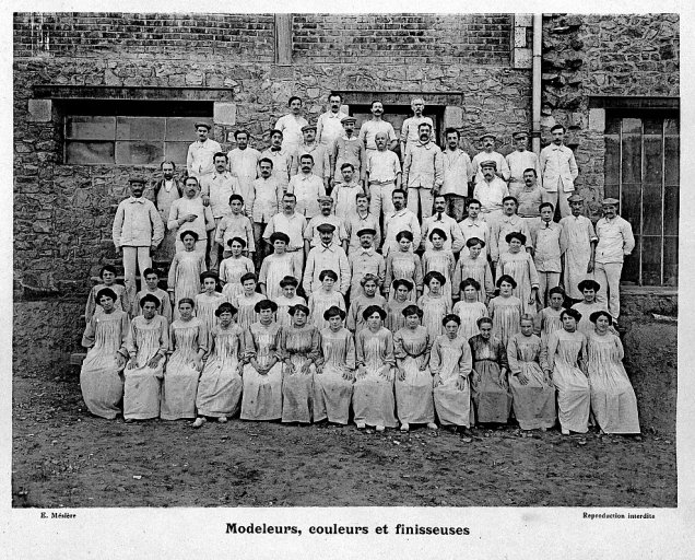 'Modeleurs, couleurs et finisseuses'. Photographie de l'album photographique : Manufacture de porcelaine Haviland, Limoges / Ernest Mésière. Paris : E. Mésière, 1912.