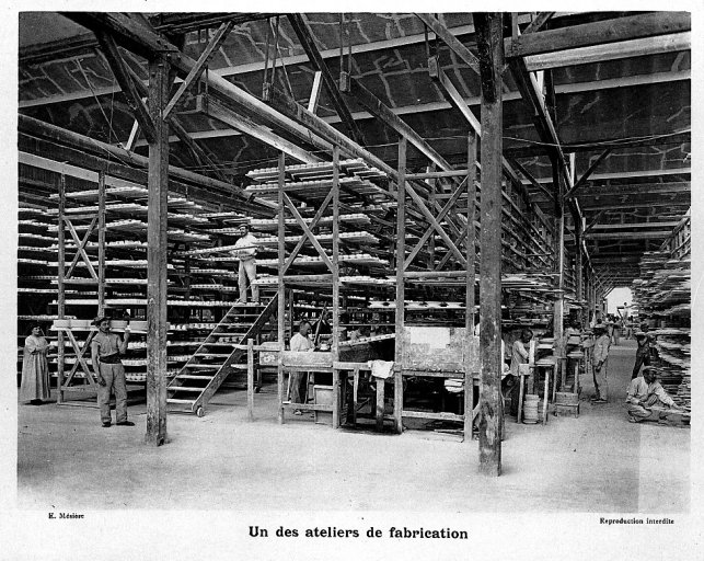 'Un des ateliers de fabrication'. Photographie de l'album photographique : Manufacture de porcelaine Haviland, Limoges / Ernest Mésière. Paris : E. Mésière, 1912.