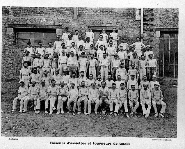 'Faiseurs d'assiettes et tourneurs de tasses'. Photographie de l'album photographique : Manufacture de porcelaine Haviland, Limoges / Ernest Mésière. Paris : E. Mésière, 1912.