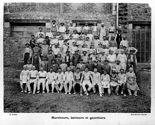 'Marcheurs, batteurs et gazettiers'. Photographie de l'album photographique : Manufacture de porcelaine Haviland, Limoges / Ernest Mésière. Paris : E. Mésière, 1912.