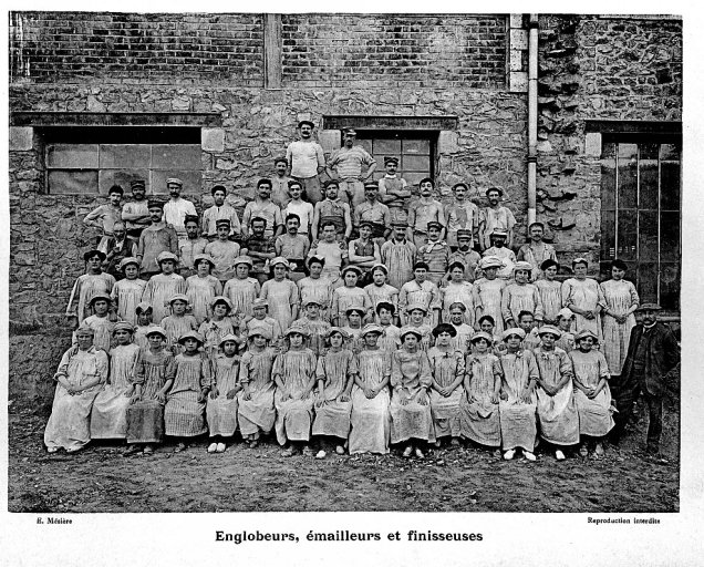 'Englobeurs, émailleurs et finisseuses'. Photographie de l'album photographique : Manufacture de porcelaine Haviland, Limoges / Ernest Mésière. Paris : E. Mésière, 1912.