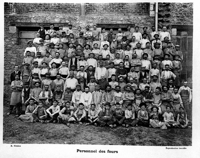 'Personnel des fours'. Photographie de l'album photographique : Manufacture de porcelaine Haviland, Limoges / Ernest Mésière. Paris : E. Mésière, 1912.